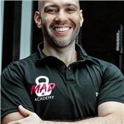 Entrenador personal certificado apto para entrenar público de todos los niveles.